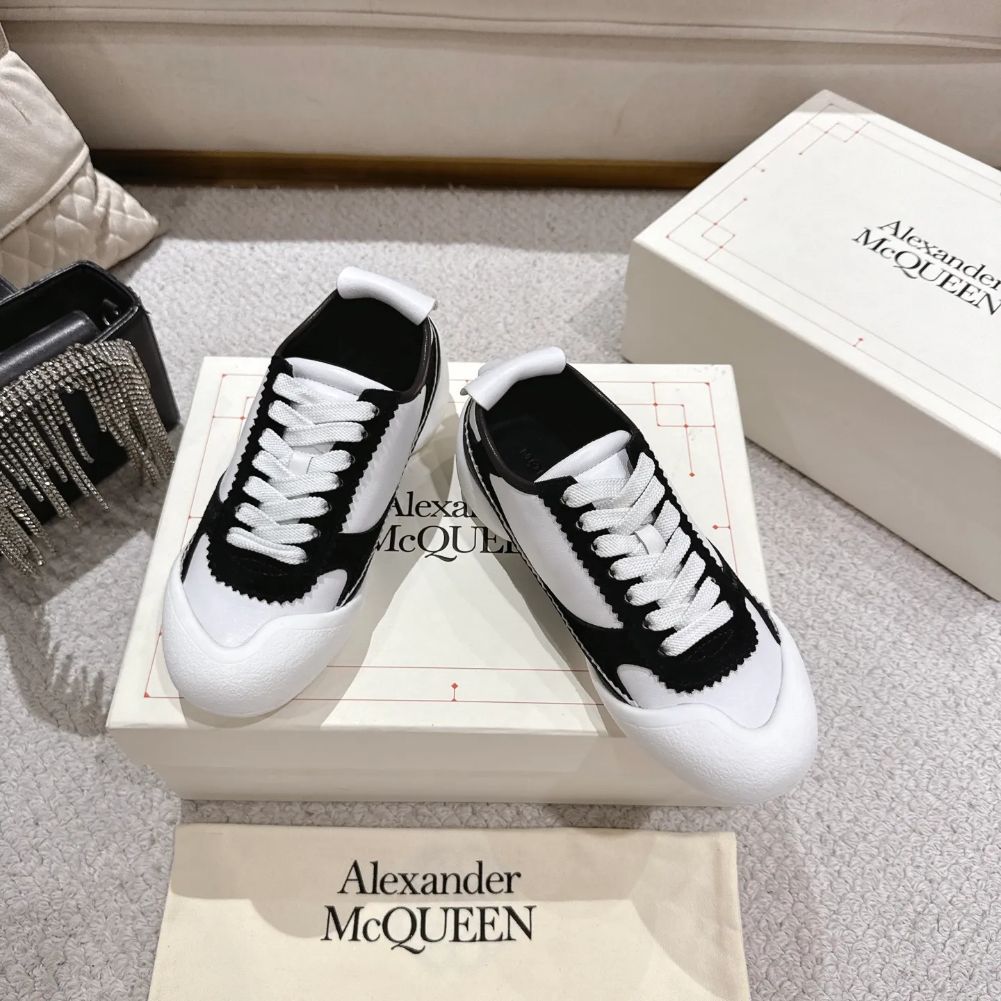 👟👟Ex-factory price 600👟👟 Men's size +10 2025 McQueen's new AIexanderMcQUEEN✅ The original quality has been certified! The original version is reproduced 1:1, and the latest lace-up casual shoes are released simultaneously. • McQueen logo • Round toe box • Lightweight segmented sole design, made of imported stretch breathable fabric + grained cowhide, soft inner lining and insole, comfortable for walking and not stuffy on the feet. Five colors: black/white·white·off-white·black/brown·yellow Fabric: grained cowhide + stretch fabric + cow suede Insole: imported sheepskin Women’s model: 35–40 (40 for women is not returnable) Men’s model: 39–45 (45 for men is not returnable)